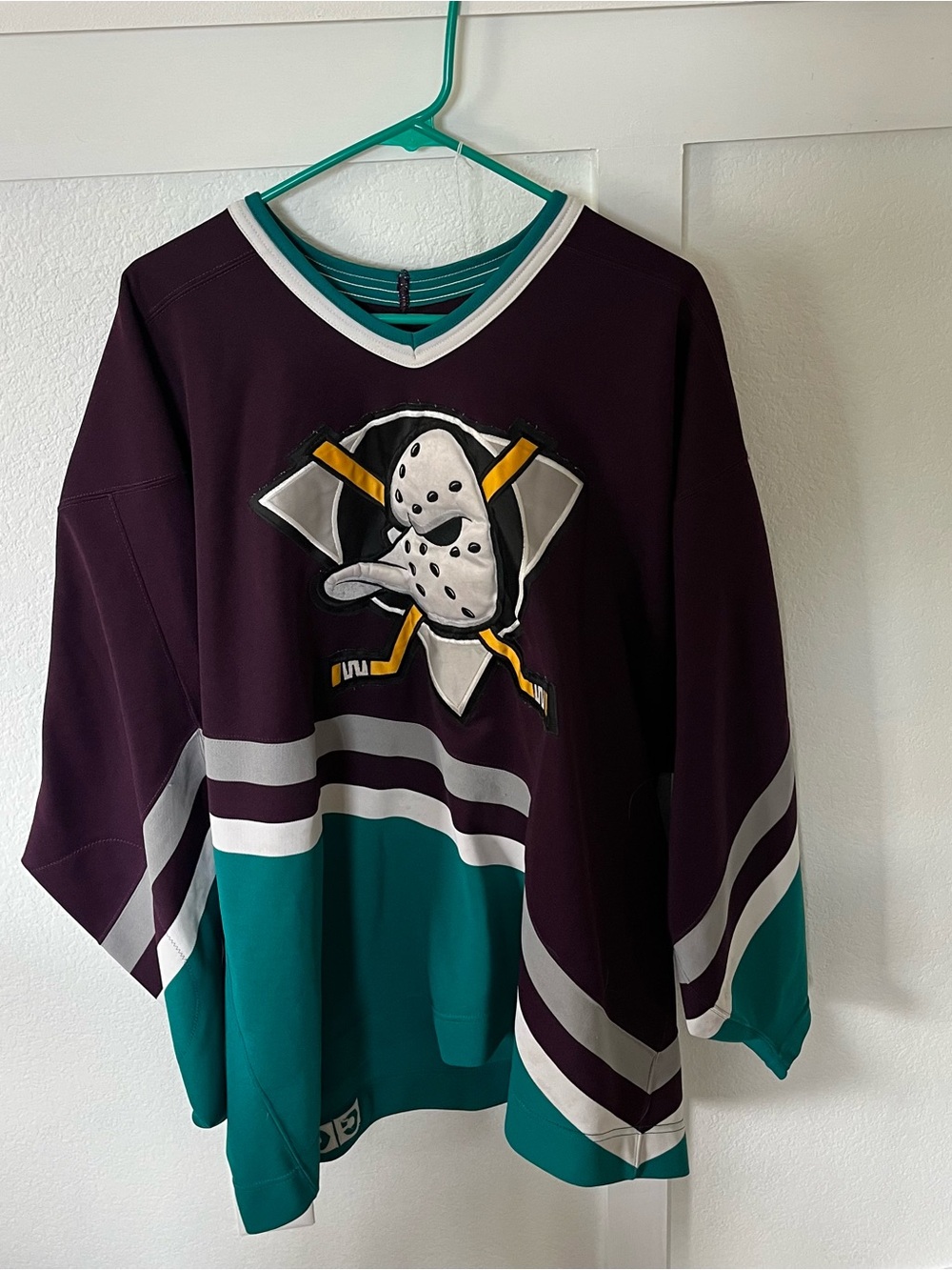 Vintage Mighty Ducks of Anaheim Men's Medium CCM NHL Hockey Jersey
